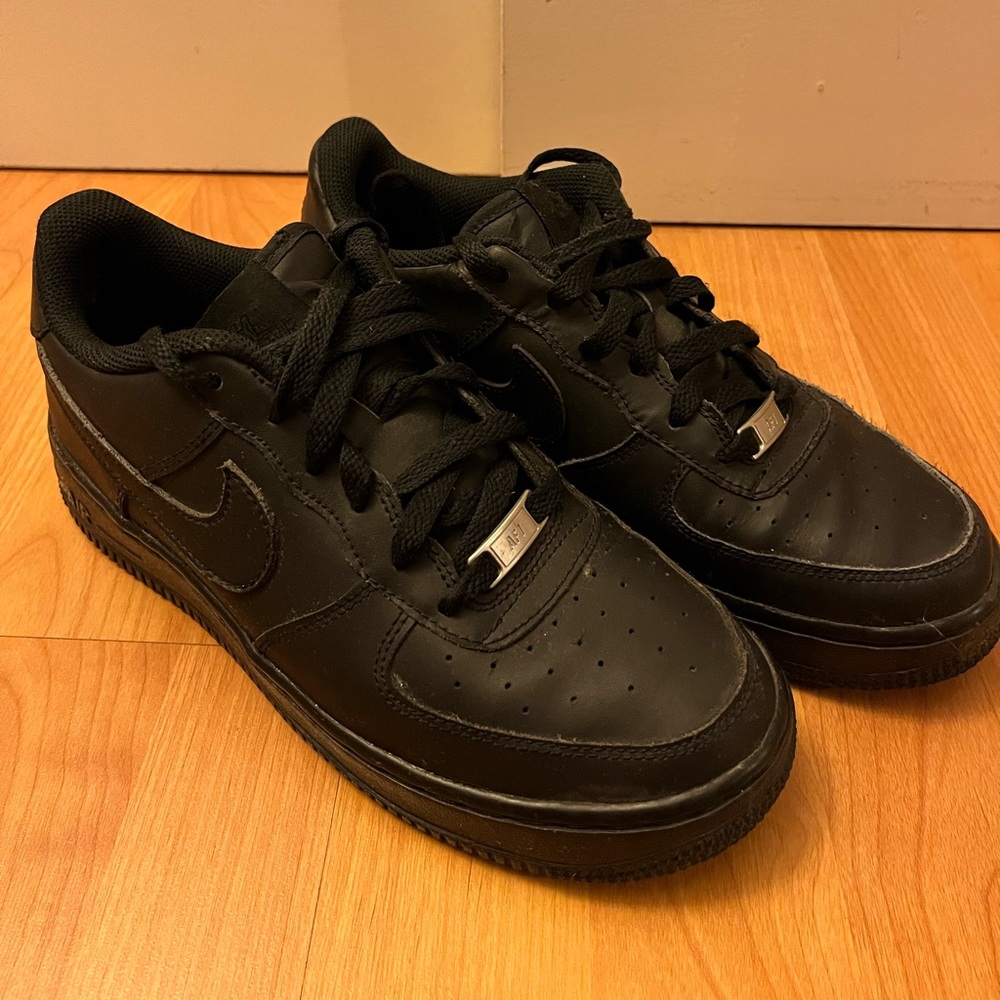 BLACK NIKE AIR FORCES